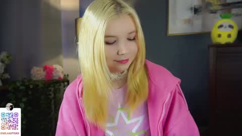 Snapshot of mildredbain chatting on 03-10-25, 03:12 Mila online show from 03-10-25, 03:12