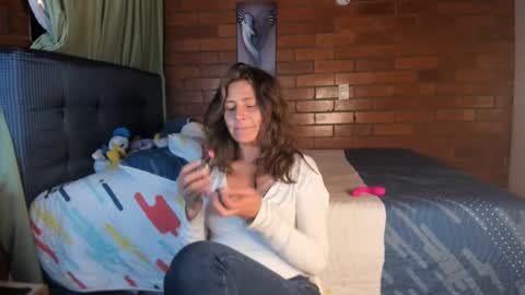 Snapshot of milf_darling chatting on 01-21-25, 12:57 Victoria online show from 01-21-25, 12:57