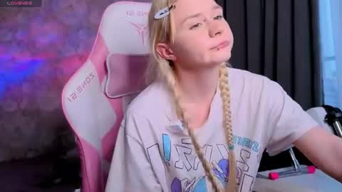 Milia online show from 06-18-26, 01:50