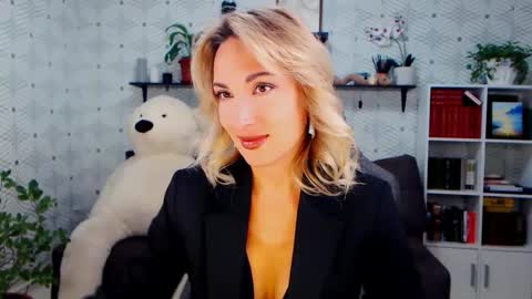 Snapshot of millaxqueen chatting on 09-28-25, 09:36 MillaXQueen online show from 09-28-25, 09:36
