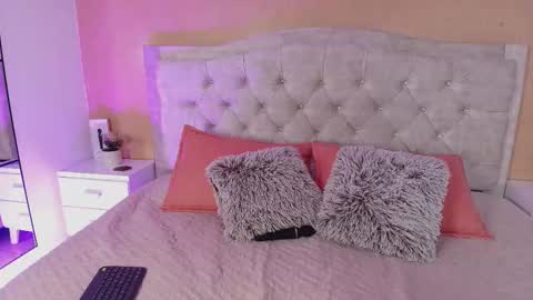 Snapshot of milly_blum chatting on 10-17-25, 12:19 M I L L Y online show from 10-17-25, 12:19