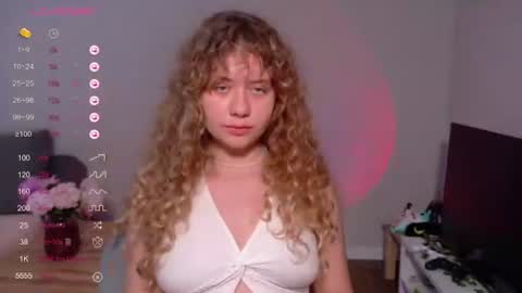 Snapshot of milounee chatting on 06-12-26, 02:16 milounee online show from 06-12-26, 02:16