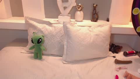 Milu Wallace  online show from 09-20-25, 01:39