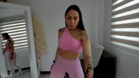 Snapshot of mimmyfit1 chatting on 02-16-25, 05:37 mimmyfit1 online show from 02-16-25, 05:37