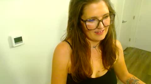Snapshot of mindymounds chatting on 04-28-26, 05:01 Mindy online show from 04-28-26, 05:01
