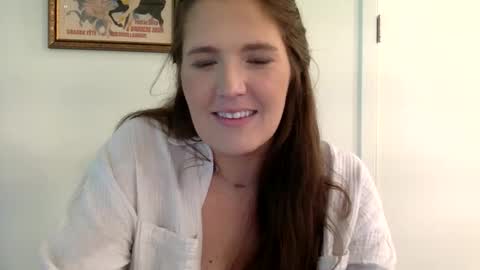 Snapshot of mindymounds chatting on 05-18-26, 09:42 Mindy online show from 05-18-26, 09:42