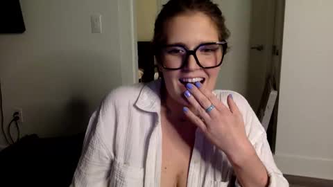 Snapshot of mindymounds chatting on 05-19-26, 01:56 Mindy online show from 05-19-26, 01:56