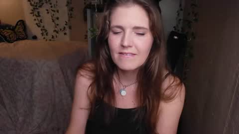 Snapshot of mindymounds chatting on 07-17-26, 12:01 Mindy online show from 07-17-26, 12:01