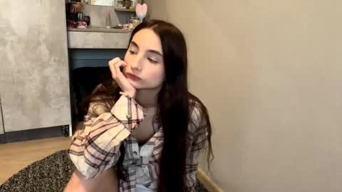 Snapshot of minhblomme chatting on 10-07-25, 05:04 Emilia online show from 10-07-25, 05:04