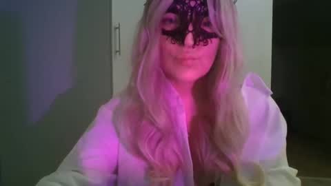 Snapshot of mionerra chatting on 11-17-25, 04:57 Margo online show from 11-17-25, 04:57