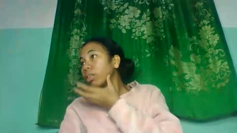 Snapshot of mirah881 chatting on 06-10-26, 06:23 mirah881 online show from 06-10-26, 06:23