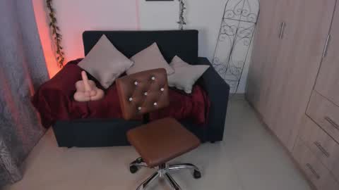 Snapshot of mishelkrave_ chatting on 10-10-25, 12:20 KRAVE  online show from 10-10-25, 12:20