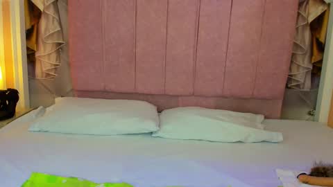 Mishell online show from 02-12-26, 01:39