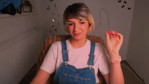 Snapshot of mishelle_blondie chatting on 05-01-26, 04:33 Mishelle online show from 05-01-26, 04:33