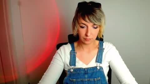 Snapshot of mishelle_blondie chatting on 05-03-26, 01:28 Mishelle online show from 05-03-26, 01:28