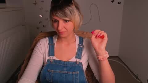 Snapshot of mishelle_blondie chatting on 05-04-26, 06:37 Mishelle online show from 05-04-26, 06:37
