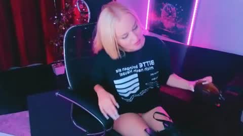 Snapshot of miss_alice_silver chatting on 07-16-26, 06:25 miss_alice_silver online show from 07-16-26, 06:25