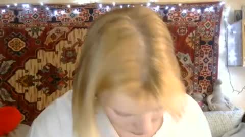 Snapshot of miss_elistia_ chatting on 08-03-26, 11:15 Elis online show from 08-03-26, 11:15
