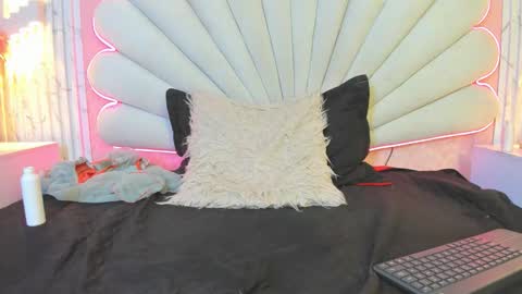 miss_evans_ online show from 01-06-26, 05:49