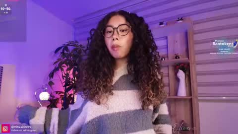 Snapshot of miss_sidney chatting on 10-08-25, 01:09 Amy Olivera online show from 10-08-25, 01:09