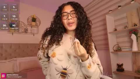 Snapshot of miss_sidney chatting on 10-29-25, 01:13 Amy Olivera online show from 10-29-25, 01:13