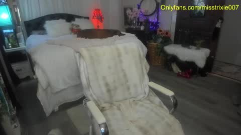 Trixie007 online show from 10-31-25, 08:43