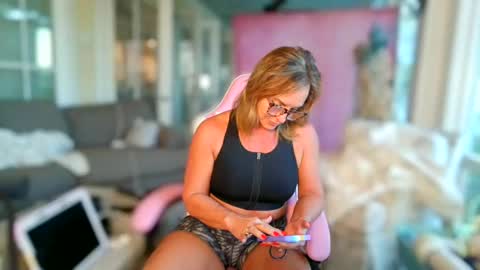 Snapshot of missbehavinxoxo chatting on 10-22-25, 12:16 MissBehavinxoxo online show from 10-22-25, 12:16
