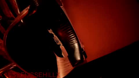 Snapshot of misselissehillx chatting on 05-20-26, 04:02 Miss Elisse H. online show from 05-20-26, 04:02