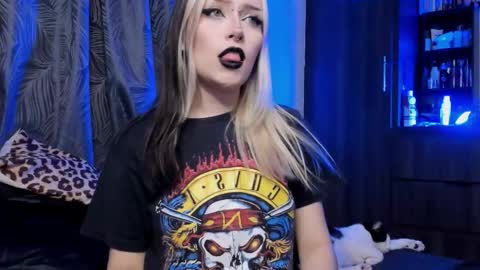 Miss Luna online show from 10-15-25, 01:17