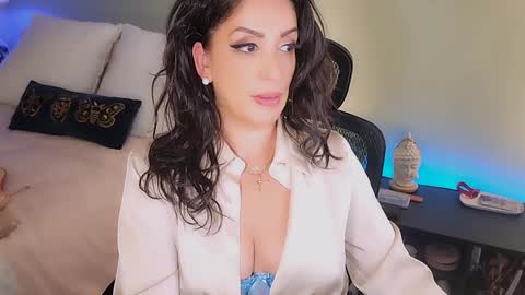 Mina online show from 10-25-25, 02:41