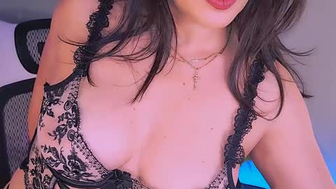 Mina online show from 11-02-25, 02:58