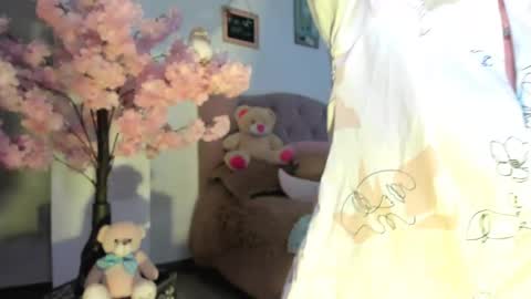 ... Independent model online show from 06-03-26, 12:13