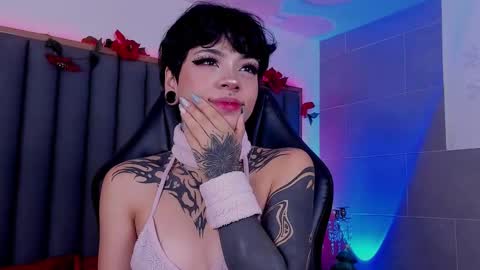 Snapshot of misstomie_ chatting on 01-02-25, 12:57 Tomiehelp me get to 100 thumbs up online show from 01-02-25, 12:57