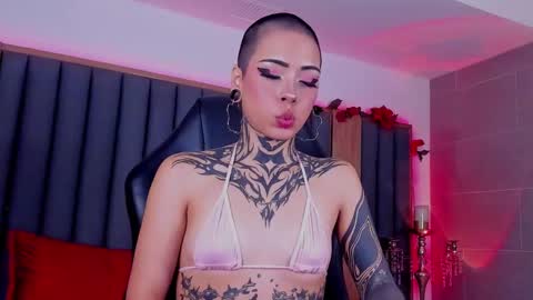 Snapshot of misstomie_ chatting on 01-14-25, 04:18 Tomiehelp me get to 100 thumbs up online show from 01-14-25, 04:18
