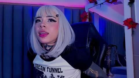 Snapshot of misstomie_ chatting on 02-21-25, 09:54 Tomiehelp me get to 100 thumbs up online show from 02-21-25, 09:54