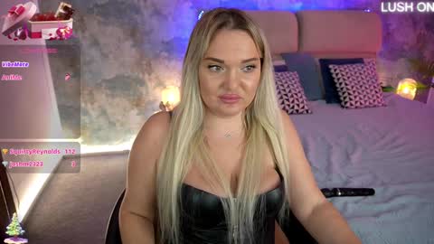 Snapshot of missyymartinezz chatting on 01-22-25, 01:42 Amely online show from 01-22-25, 01:42