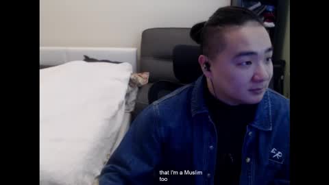 Snapshot of misterlionking chatting on 11-25-25, 08:20 Eric online show from 11-25-25, 08:20