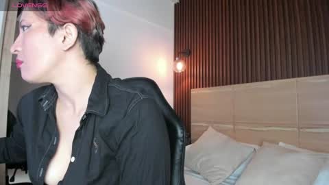 Snapshot of mistress_flame chatting on 06-12-26, 12:37 Mss F online show from 06-12-26, 12:37