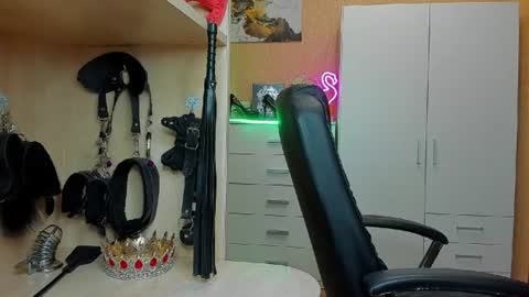 Snapshot of mistress_kristi chatting on 06-11-26, 06:50 Mistress Kristi online show from 06-11-26, 06:50