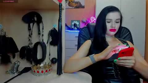 Snapshot of mistress_kristi chatting on 06-25-26, 08:13 Mistress Kristi online show from 06-25-26, 08:13