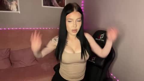 Mia online show from 09-21-25, 06:42