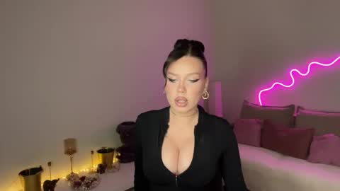 Snapshot of mistress_of_hearts chatting on 05-18-26, 07:09 Mia online show from 05-18-26, 07:09