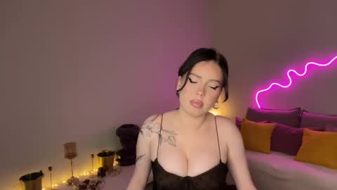 Snapshot of mistress_of_hearts chatting on 05-25-26, 07:09 Mia online show from 05-25-26, 07:09
