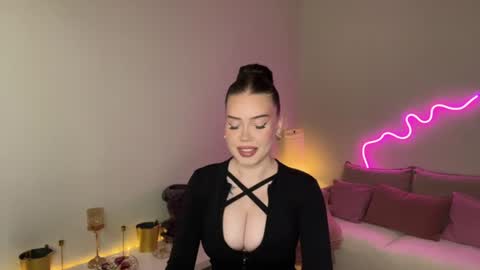 Snapshot of mistress_of_hearts chatting on 06-13-26, 12:36 Mia online show from 06-13-26, 12:36