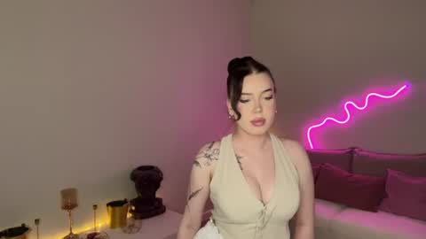 Snapshot of mistress_of_hearts chatting on 06-14-26, 12:40 Mia online show from 06-14-26, 12:40