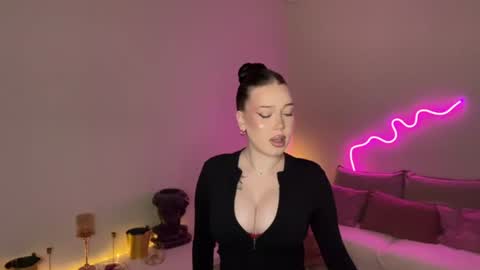 Snapshot of mistress_of_hearts chatting on 06-17-26, 01:23 Mia online show from 06-17-26, 01:23