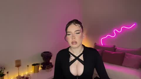 Snapshot of mistress_of_hearts chatting on 06-27-26, 03:17 Mia online show from 06-27-26, 03:17