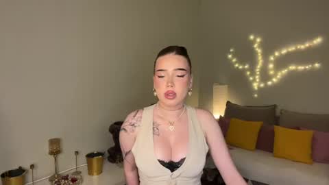 Snapshot of mistress_of_hearts chatting on 06-30-26, 01:12 Mia online show from 06-30-26, 01:12