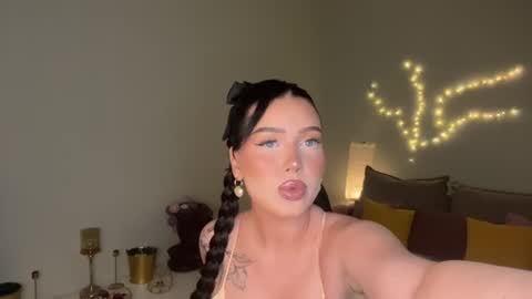 Snapshot of mistress_of_hearts chatting on 07-11-26, 02:09 Mia online show from 07-11-26, 02:09