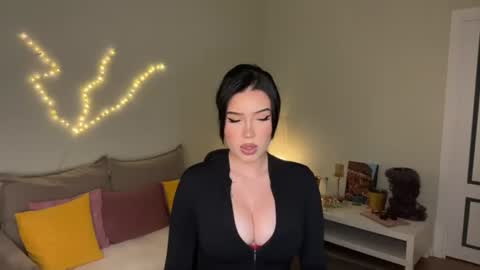 Snapshot of mistress_of_hearts chatting on 07-16-26, 02:01 Mia online show from 07-16-26, 02:01